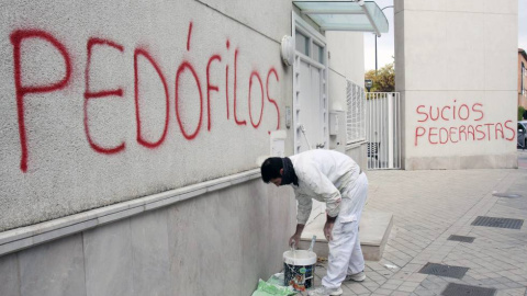 Una pintada en la parroquia granadina del padre Román, a punto de ser juzgazdo por supuestos abusos a menores.- EFE / Archivo