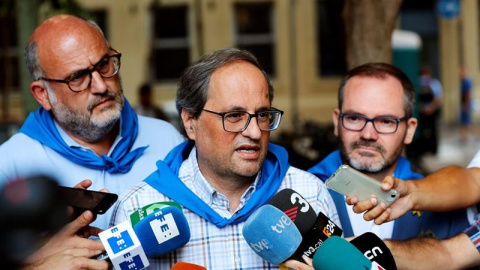 El president de la Generalitat, Quim Torra, acompanyat dels diputats Eduard Pujol i Josep Costa, durant la visita que ha realitzat aquest diumenge a les festes de Gràcia, a Barcelona. EFE/Alejandro García