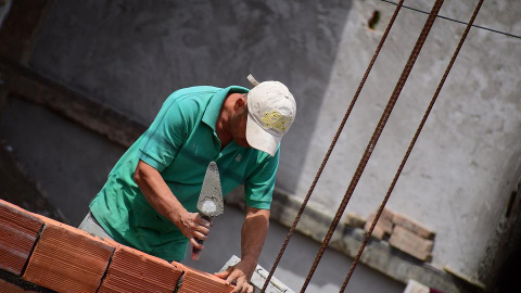 Un obrero trabaja en el sector de la construcción, en una imagen de archivo