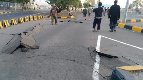 Una grieta emerge en una carretera en el puerto de Kayangan después de que un terremoto sacudiera la isla indonesia de Lombok. / Reuters