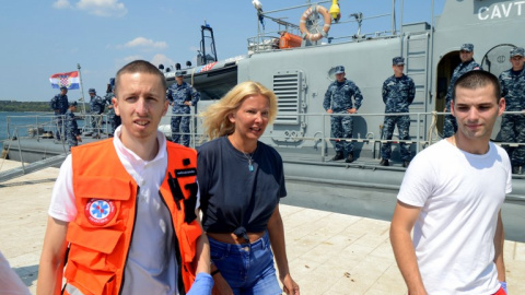 La turista británica Kay Longstaff (C) sale del barco de la guardia costera de Croacia en Pula, el 19 de agosto de 2018, que la salvó después de caerse de un crucero cerca de la costa croata.