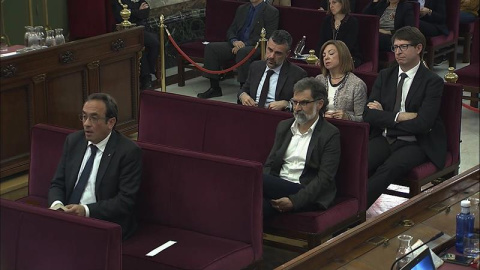 Santi Vila, Meritxell Borrás, Carles Mundó, Jordi Cuixart y Josep Rull, este lunes en el juicio al 'procés'. EFE