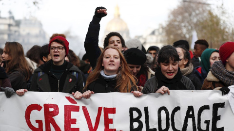 10/12/2019 - Franceses durante una manifestación en París por la reforma de las pensiones de Macron. / EFE - IAN LANGSDON