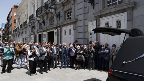 El féretro con los restos mortales del actor Juan Diego abandona el Teatro Español entre aplausos, tras su capilla ardiente, este viernes. El emblemático actor sevillano falleció la madrugada del jueves a los 79 años.