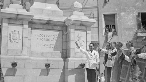 El alcalde franquista de Sabadell en la inauguración del monumento a los caídos, en 1943