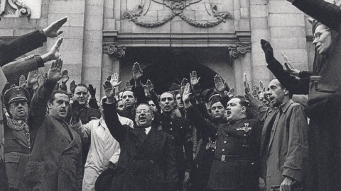 Generales franquistas, junto a otras personalidades del régimen, a las puertas de la iglesia de Santa Bárbara, en Madrid, en el año 1945