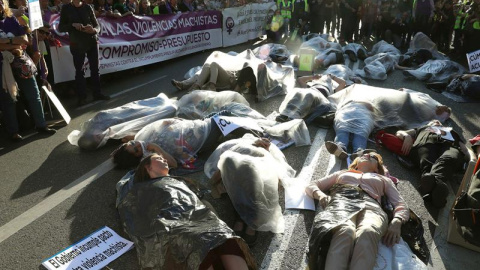 Un momento de la manifestación del movimiento feminista por el "Incumplimiento del pacto de estado contra la violencia de género", esta tarde en Madrid. EFE