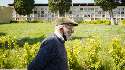 Dan Bessie, hijo del brigadista internacional Alvah Bessie, pasea frente al terreno donde están las fosas de combatientes de la guerra civil en el Cementerio del Caputxins de Mataró, a 29 de abril de 2022.