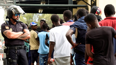 Migrantes subsaharianos hacen cola para entrar rn el CETI de Ceuta tras haber saltado la valla de la frontera con Marruecos. REUTERS/Fabian Bimmer