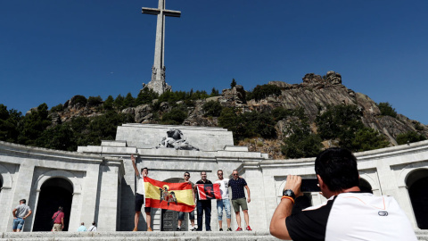 Un grupo de personas con una bandera anticonstitucional y otra de la Falange se fotografía en la explanada del Valle de los Caídos.EFE/Mariscal