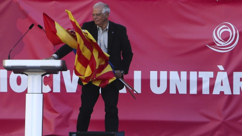 El ministro de Exteriores, Josep Borrell, en una manifestación por la unidad. EFE/Javier Etxezarreta