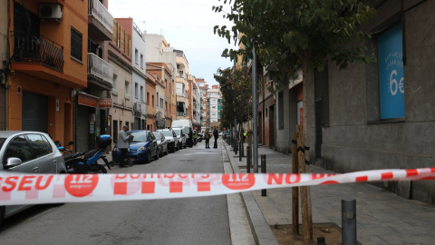 La calle de Santa Coloma de Gramenet donde se produjo el incendio, a 4 de mayo de 2022.