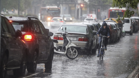 4/5/22-Una persona circula en bicicleta bajo la lluvia, a 3 de mayo de 2022, en Valencia, Comunidad Valenciana (España).