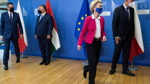 El primer ministro polaco Mateusz Morawiecki, el primer ministro húngaro Viktor Orban, la presidenta de la Comisión Europea Ursula von der Leyen y el primer ministro checo Andrej Babis se van después de tomar una foto grupal antes de la UE