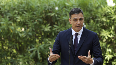 El presidente del Gobierno,Pedro Sánchez, durante su comparecencia ante los medios en el Palacio de Marivent tras su primer despacho de verano como presidente del Gobierno con Felipe VI.EFE/Ballesteros