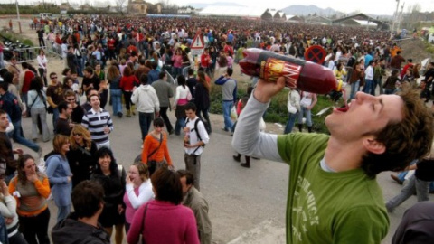 Imagen de un botellón en Granada.. EFE