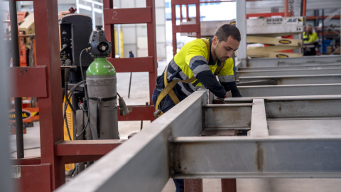 Un trabajador de una fabrica de casas prefabricadas en Toledo. EFE/Ismael Herrero