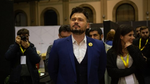 El diputado al Congreso de los Diputados por ERC, Gabriel Rufian durante la noche electoral del 10N en el Pabellón de la Estació del Nord de Barcelona. EUROPA PRESS/ David Zorrakino