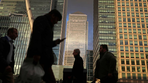 Personas caminando por el distrito financiero de Canary Wharf de Londres. REUTERS/Simon Dawson