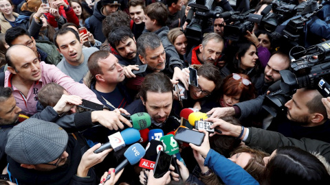 El líder de Podemos, Pablo Iglesias, rodeado de periodistas antes de participar en una charla en la Universidad Complutense de Madrid, su primera comparecencia pública más de una semana después de la firma del preacuerdo para un gobierno de coalición