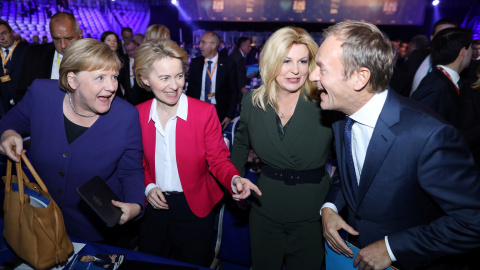 20/11/2019 - La canciller alemana, Angela Merkel, la presidenta de la Comisión de la UE, Ursula von der Leyen, la presidenta croata, Kolinda Grabar Kitarovic, con el presidente del Partido Popular Europeo, Donald Tusk. / REUTERS - ANTONIO BRONIC