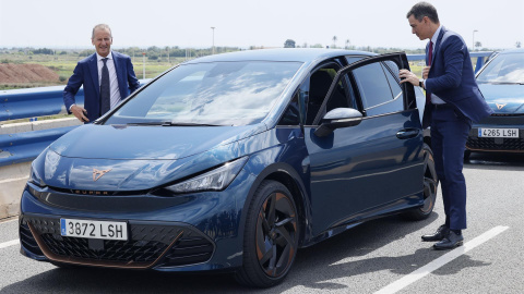 El presidente del Gobierno, Pedro Sánchez, (d) y el presidente del Grupo Volkswagen, Herbert Diess, (i) a su llegada a acto de presentación de la nueva gigafactoría de baterías para coches eléctricos que la firma alemana construirá en Sagunto (Valen