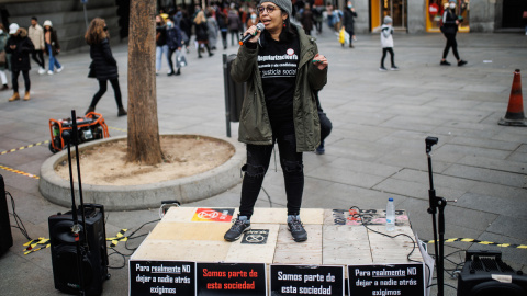 Una persona durante una concentración para recoger firmas para la regularización de personas migrantes en Madrid, en febrero de 2019.