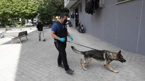 06/05/2022 Agentes de la Ertzaintza registran un piso en la localidad guipuzcoana de Irún (Gipuzkoa), al que ha acudido con el detenido por su presunta vinculación con los asesinatos de hombres en Bilbao