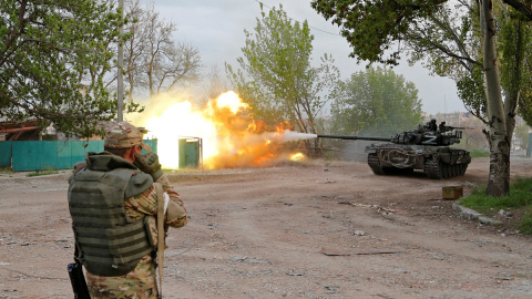 Fuerzas prorrusas disparan con un tanque en las inmediaciones de la acería de Azovstal en Mariúpol, a 5 de mayo de 2022.