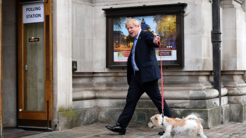 El primer ministro británico, Boris Johnson, llega a un colegio electoral con su perro Dilyn para votar durante las elecciones locales en Westminster, Londres.