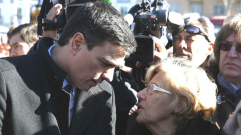 El presidente del Gobierno, Pedro Sánchez, junto a la alcaldesa de Madrid, Manuela Carmena. EFE/Archivo