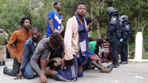 Imagen de migrantes en la valla de Ceuta. EP