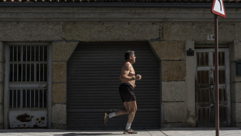 29/94/2022- Un hombre hace deporte en Ourense el 29 de abril