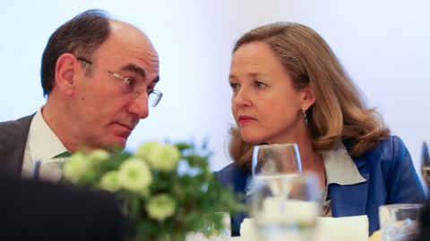 La vicepresidenta de Economía y Transformación Digital, Nadia Calviño habla con el presidente de Iberdrola, José Ignacio Sánchez Galán, durante la segunda y última jornada 'Spain Investors Day' en el Hotel Intercontinental, en Madrid (España), a 1