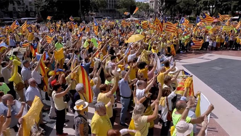 Fotograma del vídeo en el que se versiona un tema de Los Miserables: "Tot el poble cantará". YT