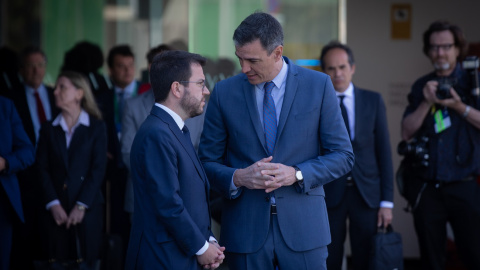 El presidente de la Generalitat, Pere Aragonès (i) y el presidente del Gobierno, Pedro Sánchez (d), mantienen una conversación en la puerta del hotel W Barcelona a su llegada a la jornada de clausura de la XXXVII Reunió Cercle d’Economia, a 6 de may