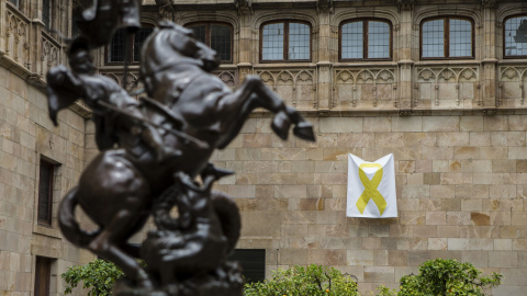 Un lazo amarillo cuelga en el Pati dels Tarongers del Palau de la Generalitat tras el acto de posesión del nuevo Govern. EFE/Quique García