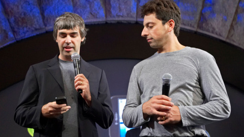 Los fundadores de Google, Larry Page (i.) y Sergey Brin (d.), en una imagen de septiembre de 2008, en la presentación en Nueva York, del primer móvil con el sistema Android. REUTERS/Jacob Silberberg