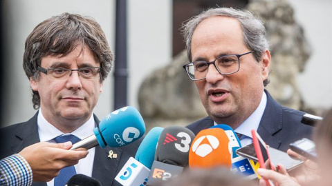 L'expresident català i el líder de Junts per Catalunya, Carles Puigdemont, i el president dela Generalitat, Quim Torra, ofereixen unes declaracions a la premsa després de la  seva reunió al Martin's Grand Hotel de Waterloo el 27 d'agost de 2018. EFE/ 