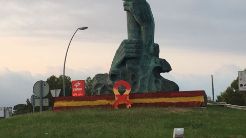 Llaç groc de la rotonda a l'entrada de l'Ametlla de Mar (Baix Ebre) pintat de vermell per un grup de persones durant la nit. @jordigaseni