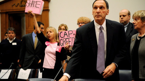 Manifestantes durante la comparecencia del director general del banco de inversiones estadounidense Lehman Brothers, Richard Fuld Jr., antes de que testifique ante el juez, el 6 de octubre de 2008. EFE/ Shawn Thew