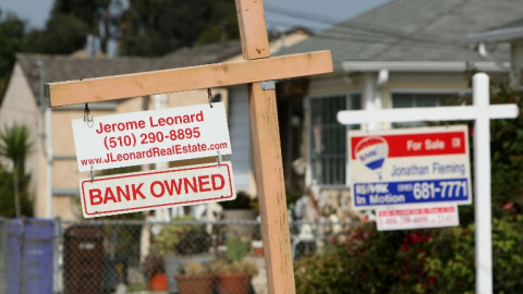 Un cartel indica que una casa es propiedad del banco en California, en una imagen de archivo. / AFP - JUSTIN SULLIVAN