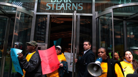 Manifestantes en la sede de Bear Stearns protestan por la venta del banco de inversión respaldada por el Gobierno estadounidense. / AFP - CHRIS HONDROS