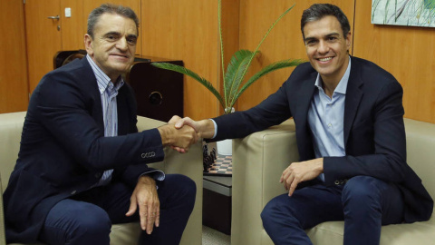 El líder del PSOE, Pedro Sánchez, con el secretario general del PSM, José Manuel Franco. EFE/Mariscal