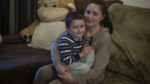 Daria Tatarina y su hijo, David, de tres años, en el salón de Yana, la prima que les ha acogido en Móstoles tras huir de la Jersón ocupada por Rusia.