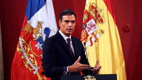 27/08/2018.- El jefe del Gobierno español, Pedro Sánchez, durante la rueda de prensa que ha ofrecido tras la reunión que ha mantenido con el presidente chileno, Sebastián Piñera, en el Palacio de la Moneda de Chile, incluida en la gira latinoamerican