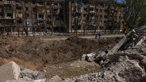 06/05/2022 El cráter provocado por un ataque áereo ruso cerca de un edificio de apartamentos dañado en Kramatorsk, en la ucraniana región de Donetsk