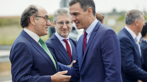 El presidente del Gobierno, Pedro Sánchez, conversa con el presidente de Iberdrola, Ignacio Galán (i) , a su llegada a acto de presentación de la nueva gigafactoría de baterías para coches eléctricos que Volkswagen construirá en Sagunto (Valencia).