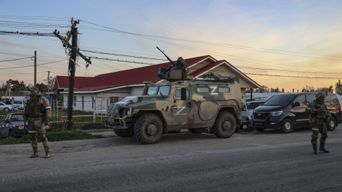 06/05/2022 Militares rusos supervisan la evacuación de civiles en la acería de Mariúpol, en Ucrania