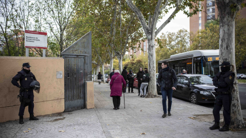 Policías antidisturbios en la puerta del centros de primera acogida de Hortaleza, donde se ha convocado una concentración contra la presencia de los menores migrantes.- JAIRO VARGAS